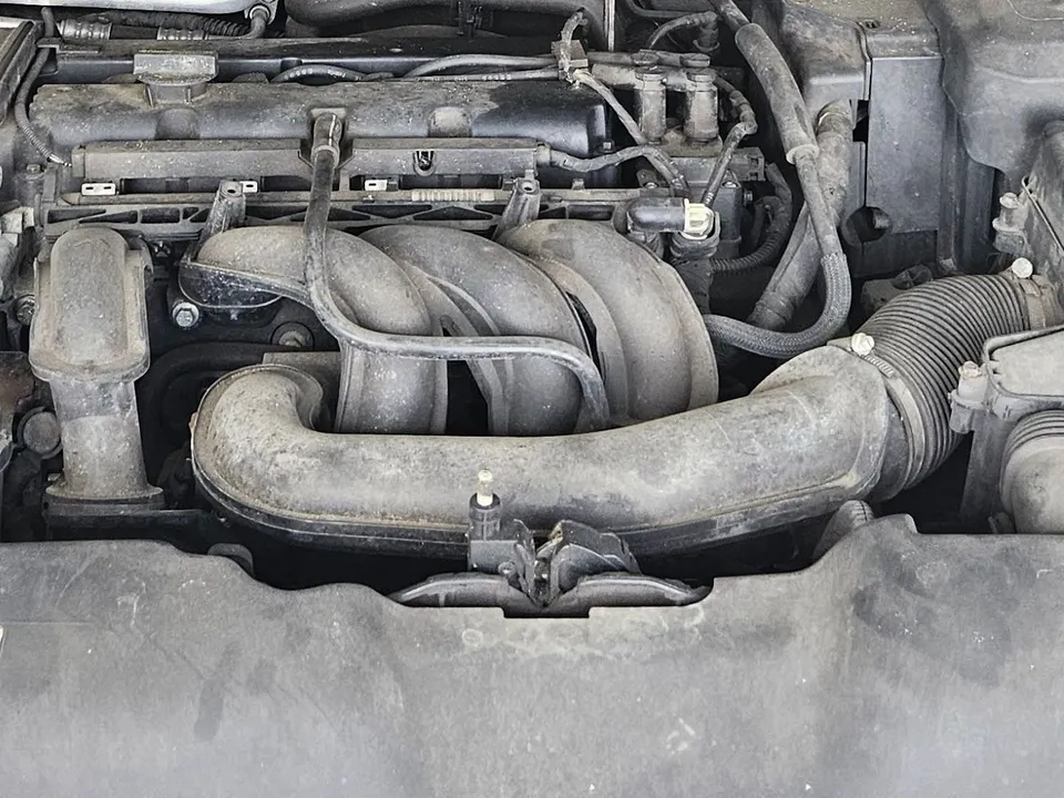 Ansaugbrücke am Motor vor der Reinigung