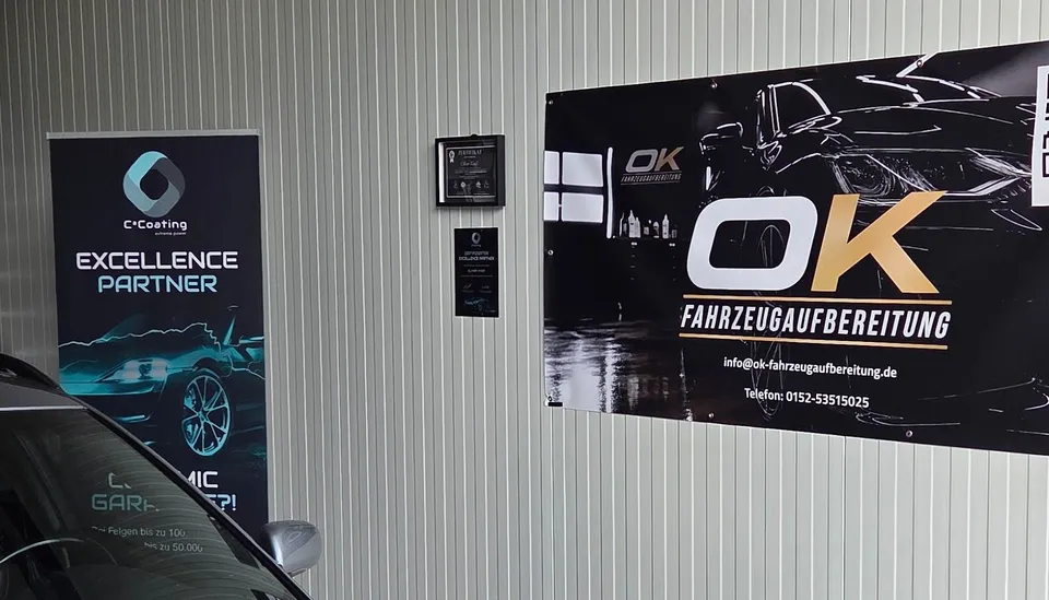Halle von OK Fahrzeugaufbereitung in Bassum mit Firmenbanner